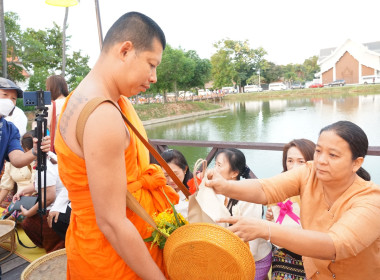 ร่วมพิธีทำบุญตักบาตรรับอรุณแห่งความสุขเริ่มต้นงานลอยกระทงเผาเทียนเล่นไฟ ประจำปี 2566&quot; ... พารามิเตอร์รูปภาพ 4