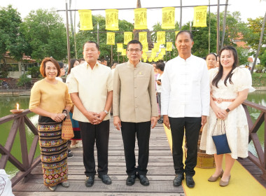 ร่วมพิธีทำบุญตักบาตรรับอรุณแห่งความสุขเริ่มต้นงานลอยกระทงเผาเทียนเล่นไฟ ประจำปี 2566&quot; ... พารามิเตอร์รูปภาพ 9