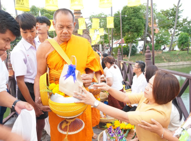 ร่วมพิธีทำบุญตักบาตรรับอรุณแห่งความสุขเริ่มต้นงานลอยกระทงเผาเทียนเล่นไฟ ประจำปี 2566&quot; ... พารามิเตอร์รูปภาพ 3