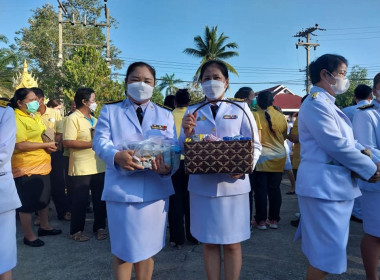 ร่วมพิธีเจริญพระพุทธมนต์และพิธีทำบุญตักบาตรถวายพระราชกุศลและพิธีวางพานพุ่มดอกไม้ถวายราชสักการะ ... พารามิเตอร์รูปภาพ 6