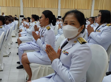 ร่วมพิธีเจริญพระพุทธมนต์และพิธีทำบุญตักบาตรถวายพระราชกุศลและพิธีวางพานพุ่มดอกไม้ถวายราชสักการะ ... พารามิเตอร์รูปภาพ 4