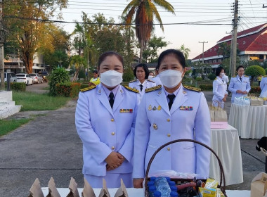 ร่วมพิธีเจริญพระพุทธมนต์และพิธีทำบุญตักบาตรถวายพระราชกุศลและพิธีวางพานพุ่มดอกไม้ถวายราชสักการะ ... พารามิเตอร์รูปภาพ 7