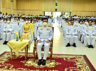 ร่วมพิธีเจริญพระพุทธมนต์และพิธีทำบุญตักบาตรถวายพระราชกุศลและพิธีวางพานพุ่มดอกไม้ถวายราชสักการะ ... พารามิเตอร์รูปภาพ 1