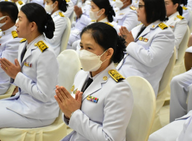 ร่วมพิธีเจริญพระพุทธมนต์และพิธีทำบุญตักบาตรถวายพระราชกุศลและพิธีวางพานพุ่มดอกไม้ถวายราชสักการะ ... พารามิเตอร์รูปภาพ 2