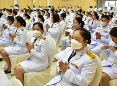 ร่วมพิธีเจริญพระพุทธมนต์และพิธีทำบุญตักบาตรถวายพระราชกุศลและพิธีวางพานพุ่มดอกไม้ถวายราชสักการะ ... พารามิเตอร์รูปภาพ 3