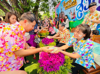 พิธีรดน้ำดำหัวผู้ว่าราชการจังหวัดสุโขทัย เนื่องในกิจกรรม ... พารามิเตอร์รูปภาพ 4