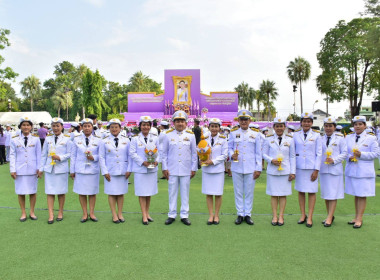 เข้าร่วมพิธีถวายเครื่องราชสักการะและวางพานพุ่ม ... พารามิเตอร์รูปภาพ 7