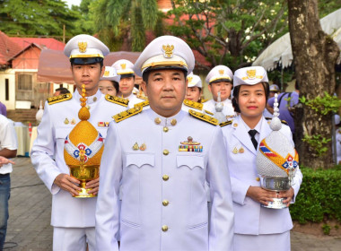 เข้าร่วมพิธีถวายเครื่องราชสักการะและวางพานพุ่ม ... พารามิเตอร์รูปภาพ 3